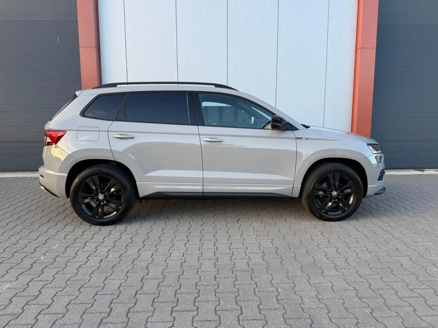 Skoda Karoq 1.5 TSI ACT Sportline|Camera|Stoelverwarming|Virtu Gris - 2