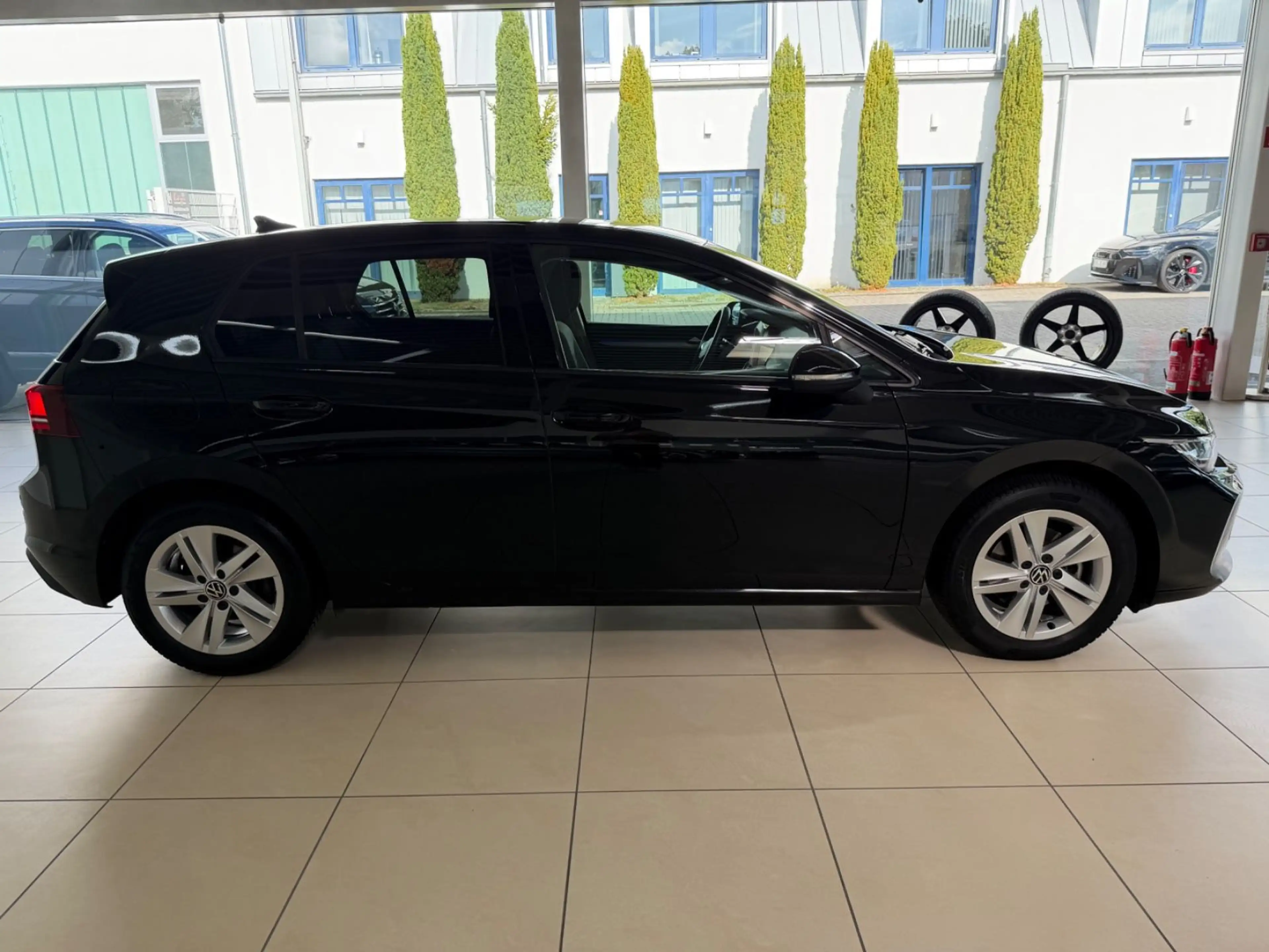 Volkswagen Golf VIII Lim. 1.5 TSI 110 kW Life ACC — photo 4