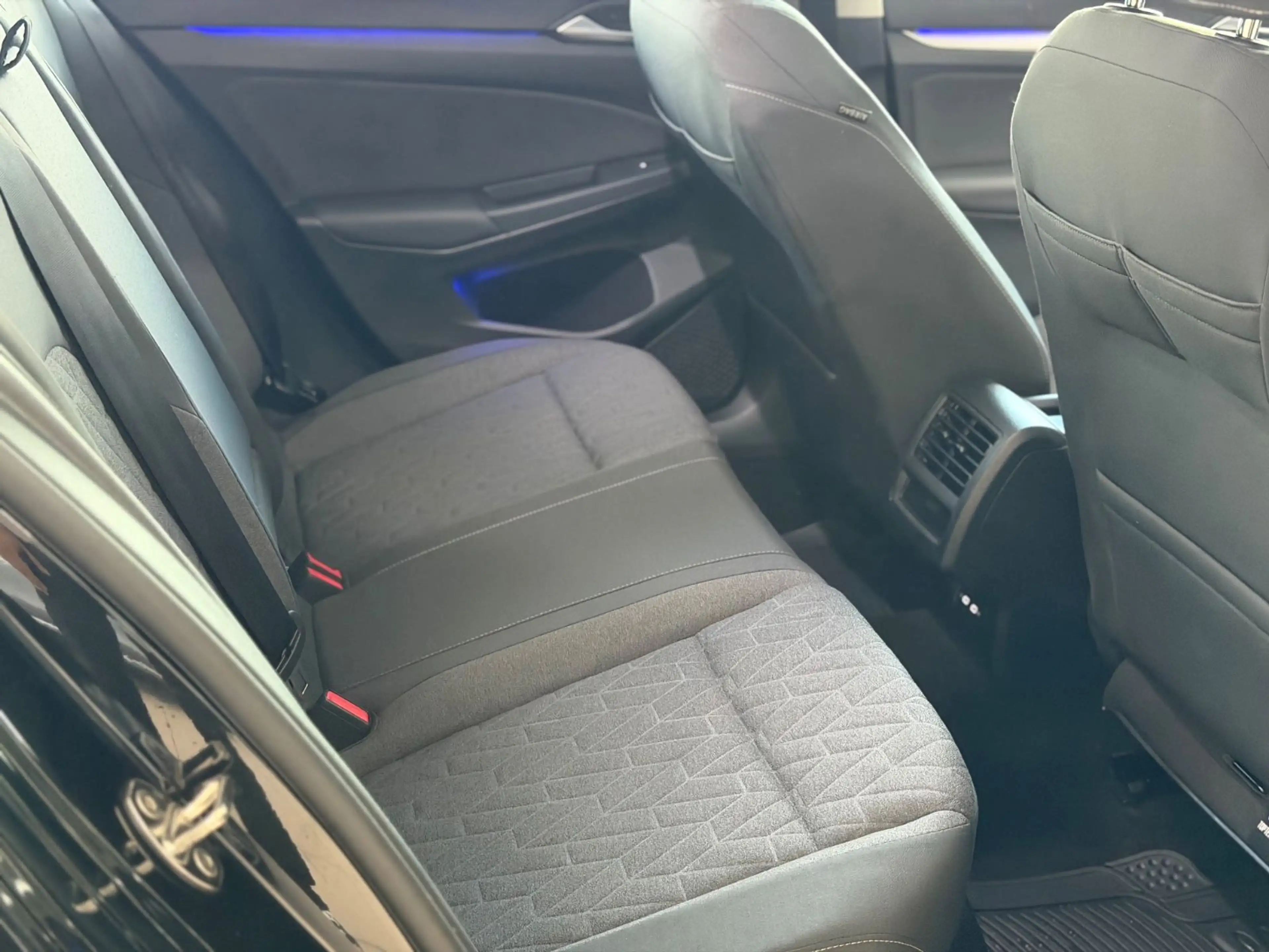 Volkswagen Golf VIII Lim. 1.5 TSI 110 kW Life ACC — photo 15