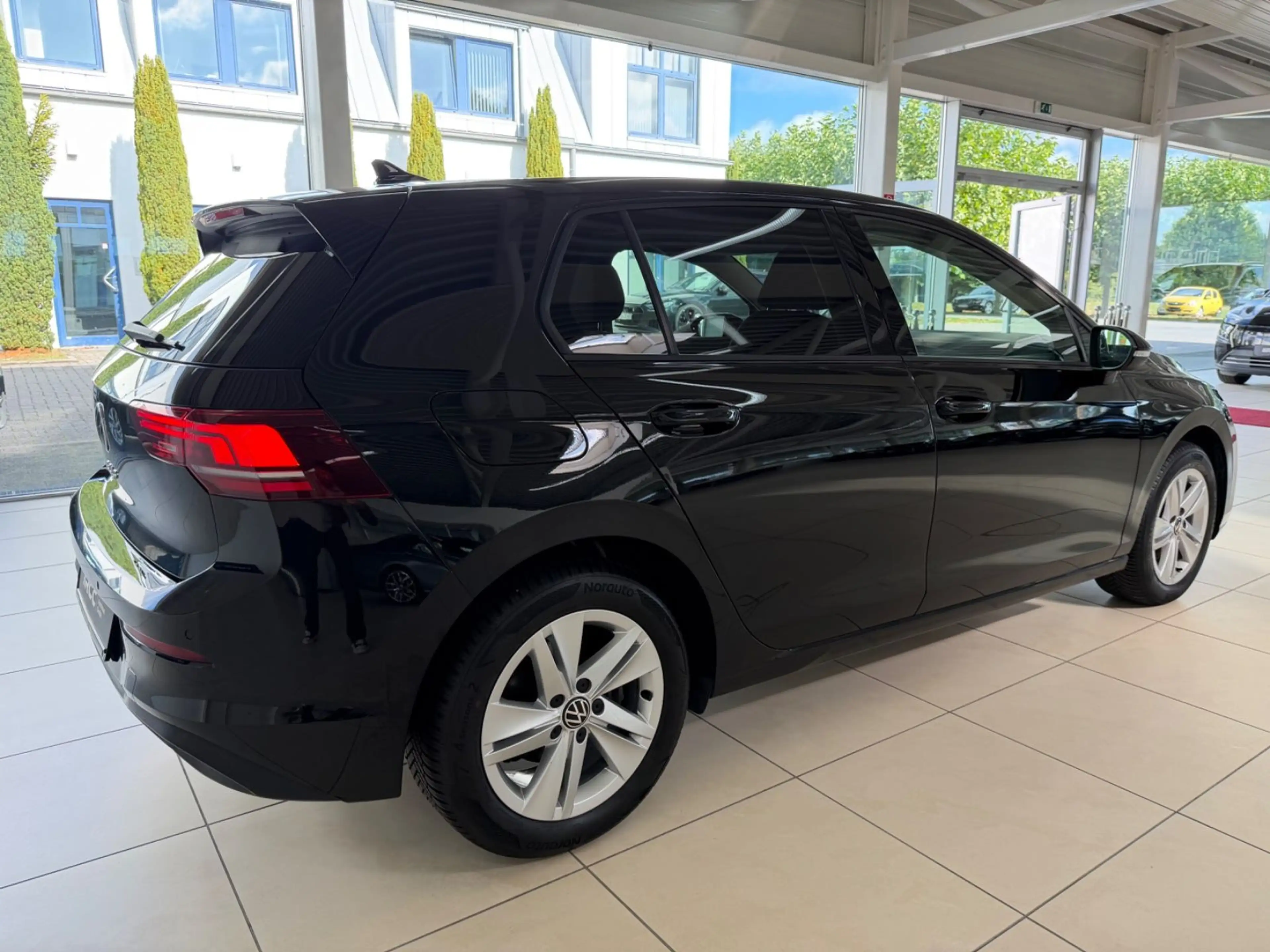 Volkswagen Golf VIII Lim. 1.5 TSI 110 kW Life ACC — photo 6