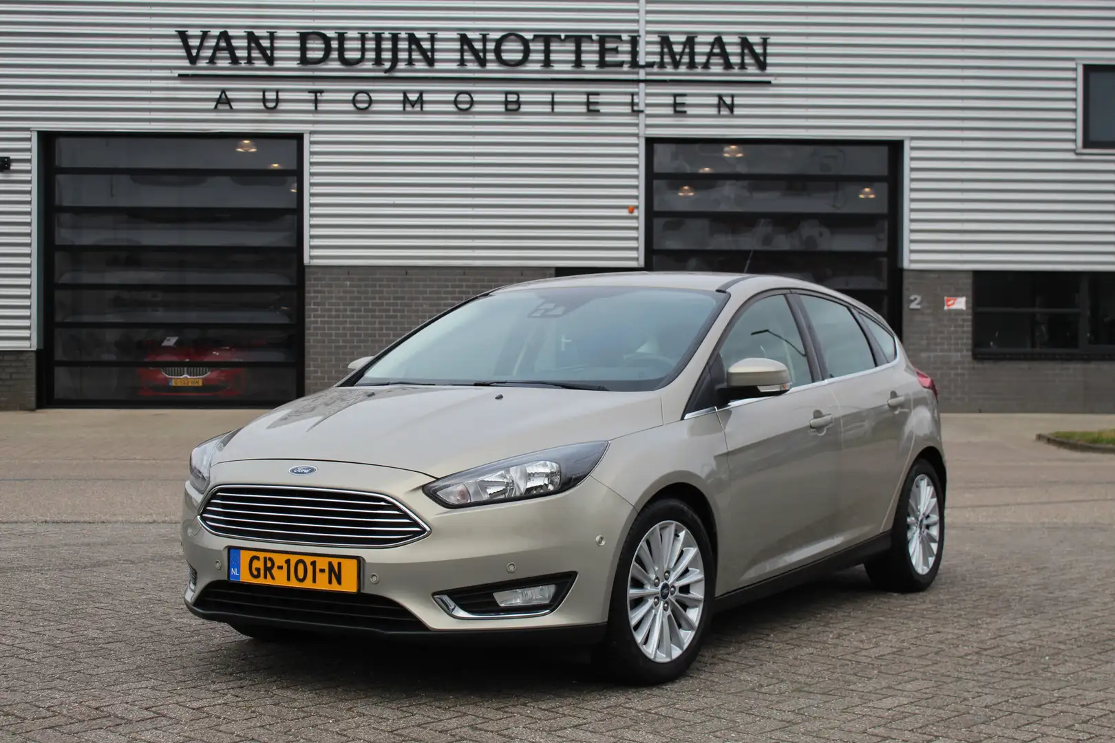 Ford Focus 1.0 Titanium Edition / Navigatie / PDC / N.A.P. Grijs - 1