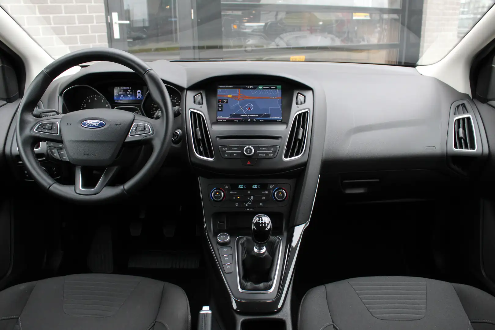 Ford Focus 1.0 Titanium Edition / Navigatie / PDC / N.A.P. Grijs - 2