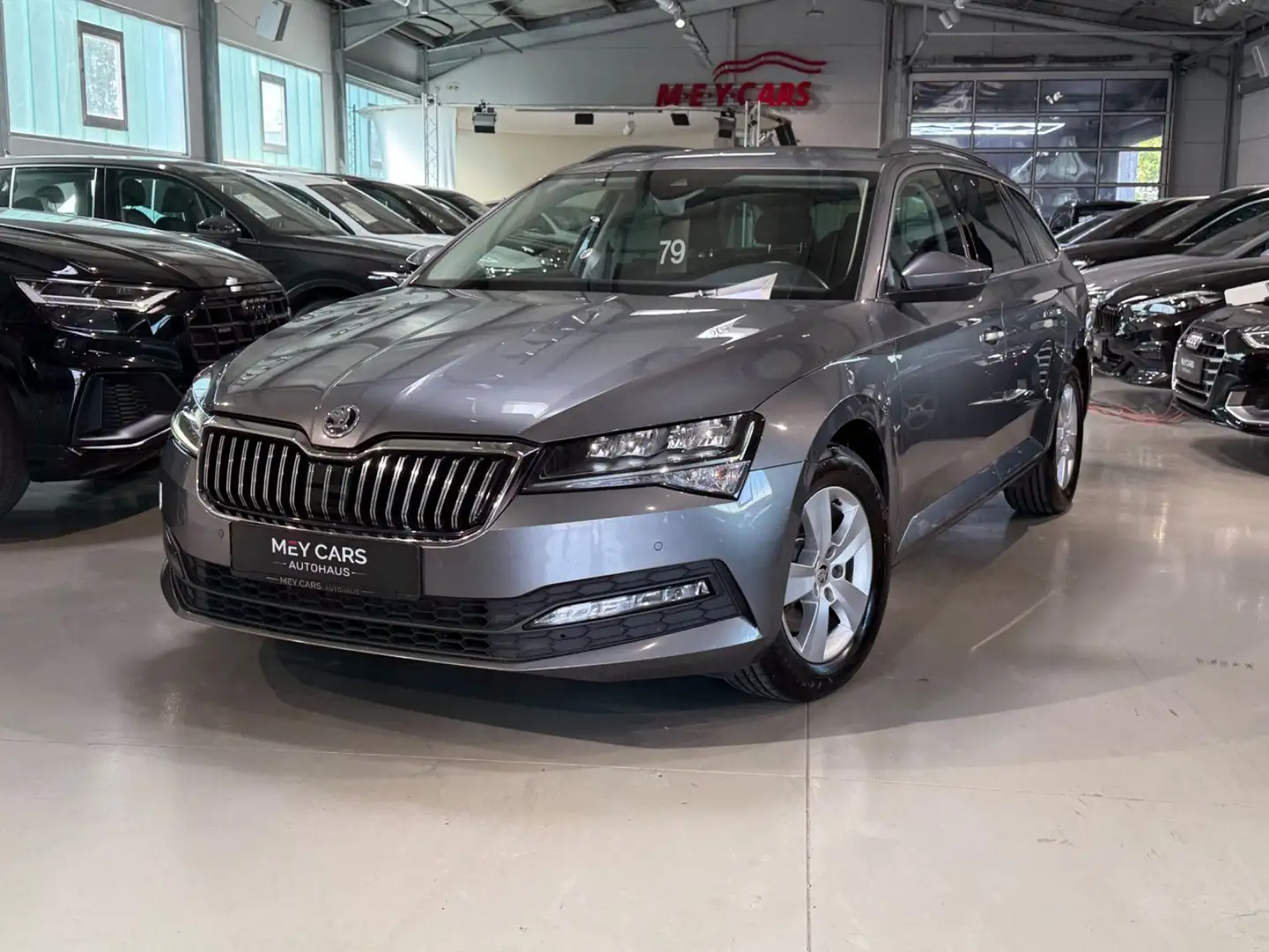 Skoda Superb 2.0 TDI Combi Ambition*Standheizung*AHK* Gris - 1