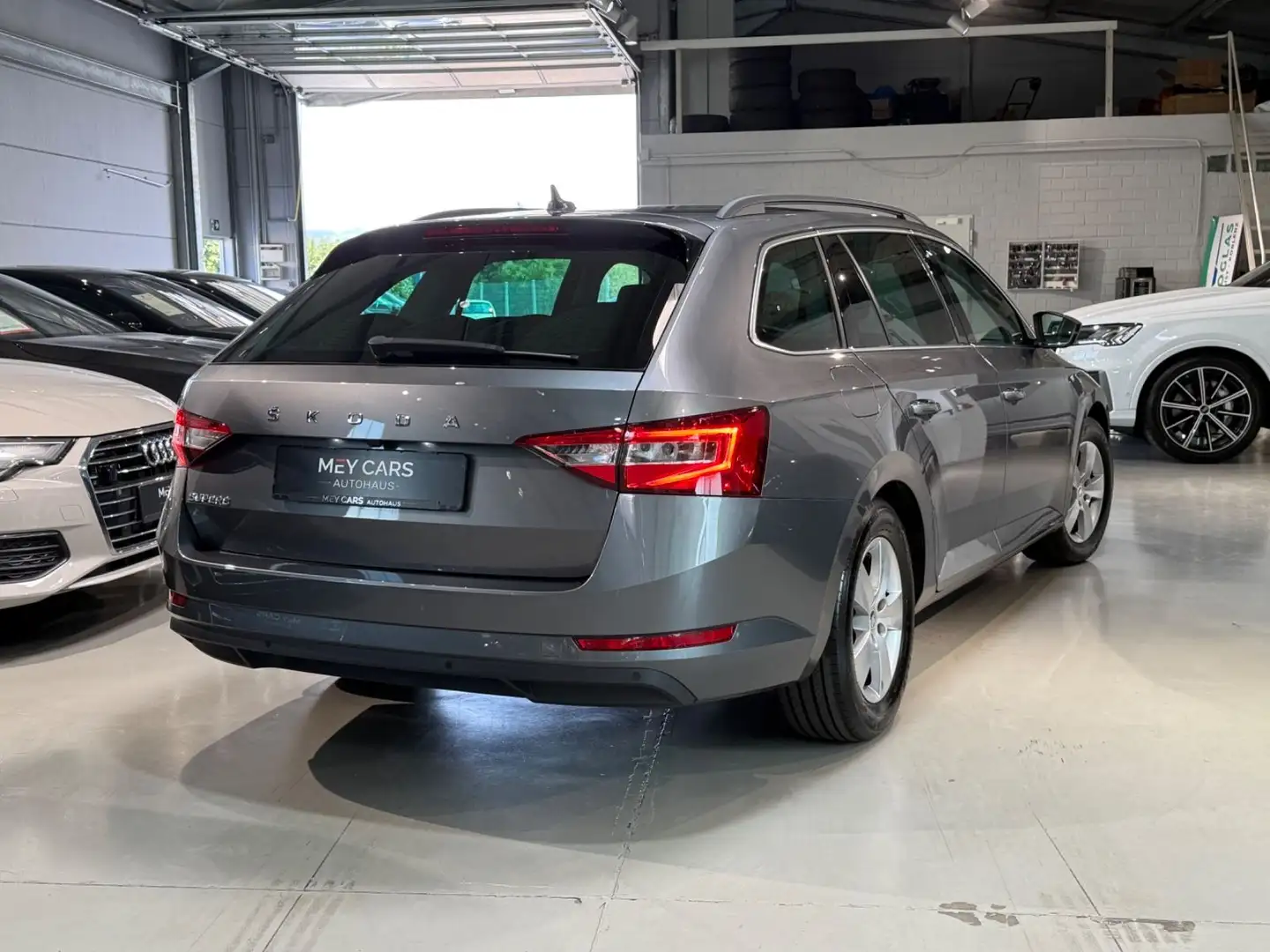 Skoda Superb 2.0 TDI Combi Ambition*Standheizung*AHK* Gris - 2