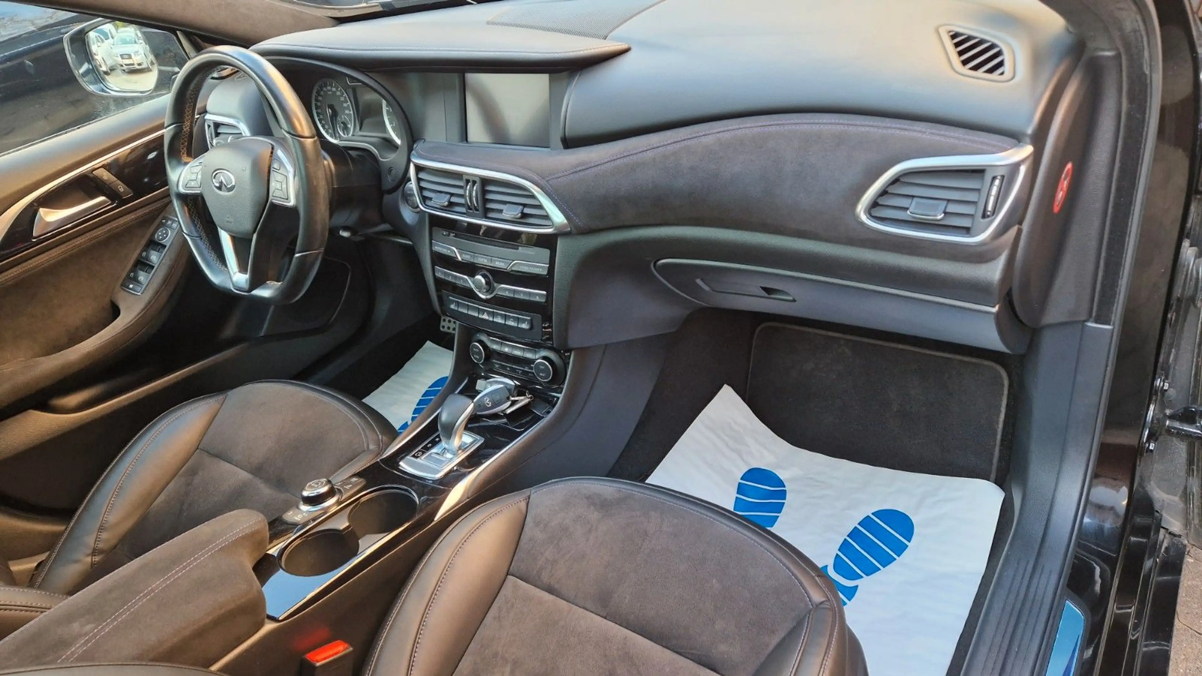 Infiniti Q30 S 1.6t DCT FWD Sport, 360° Kamera, Navi — photo 13
