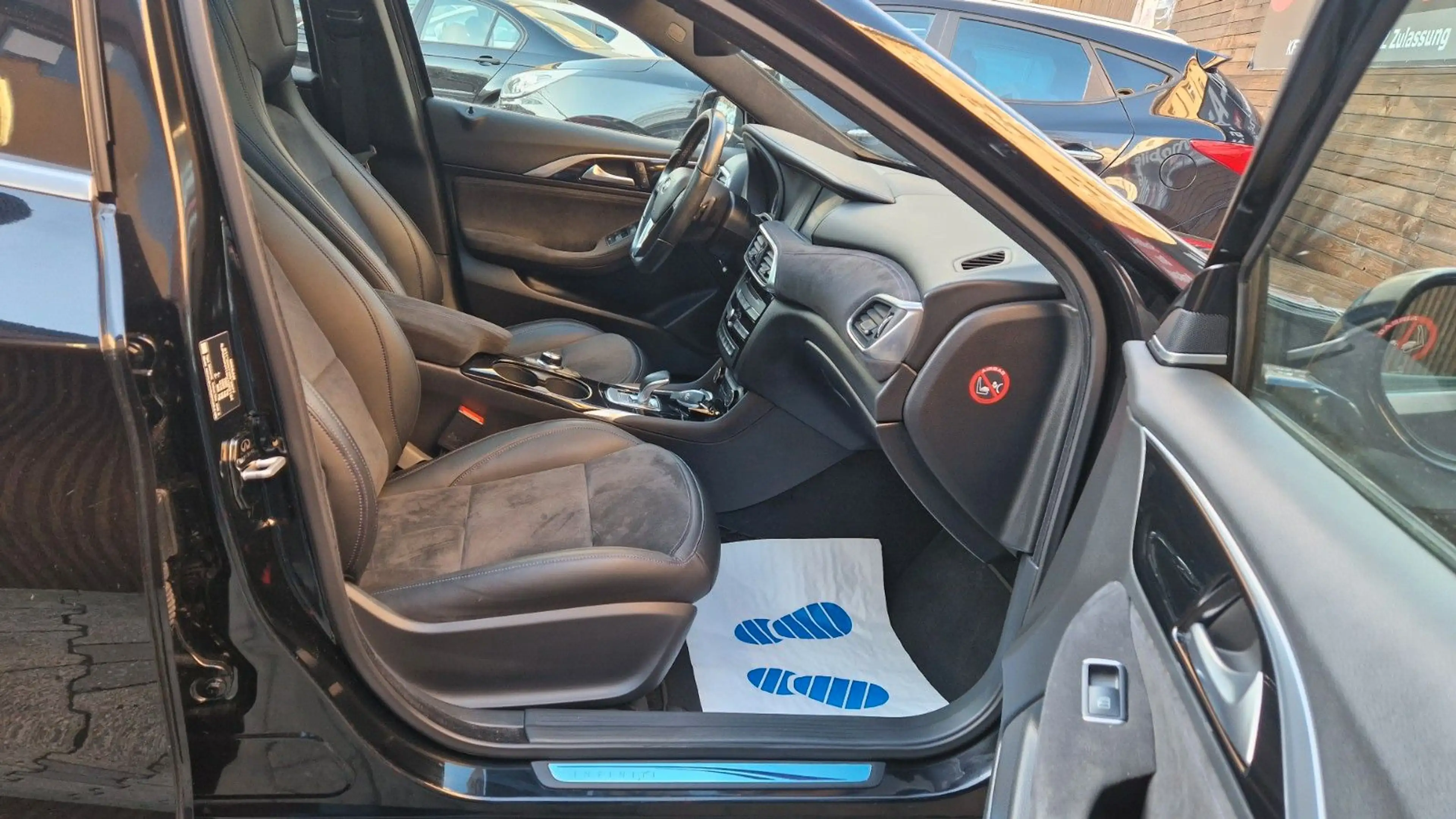 Infiniti Q30 S 1.6t DCT FWD Sport, 360° Kamera, Navi — photo 12