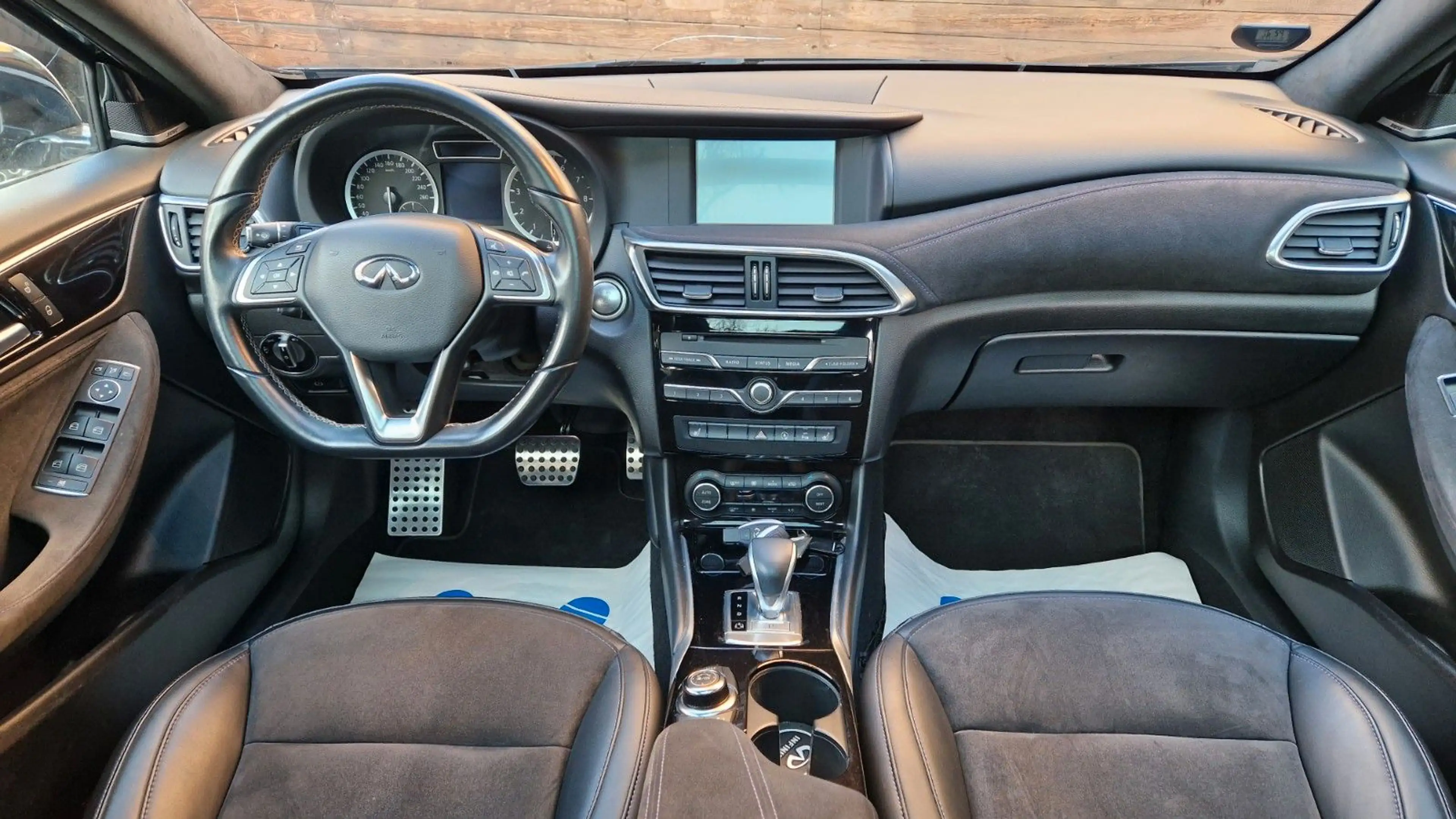 Infiniti Q30 S 1.6t DCT FWD Sport, 360° Kamera, Navi — photo 14