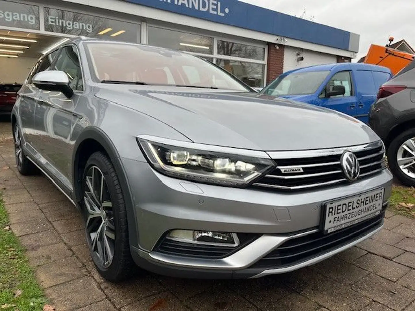 Volkswagen Passat Variant Passat Var Alltrack 4Mot. PANO LEDER LED DCC AHK Silber - 1