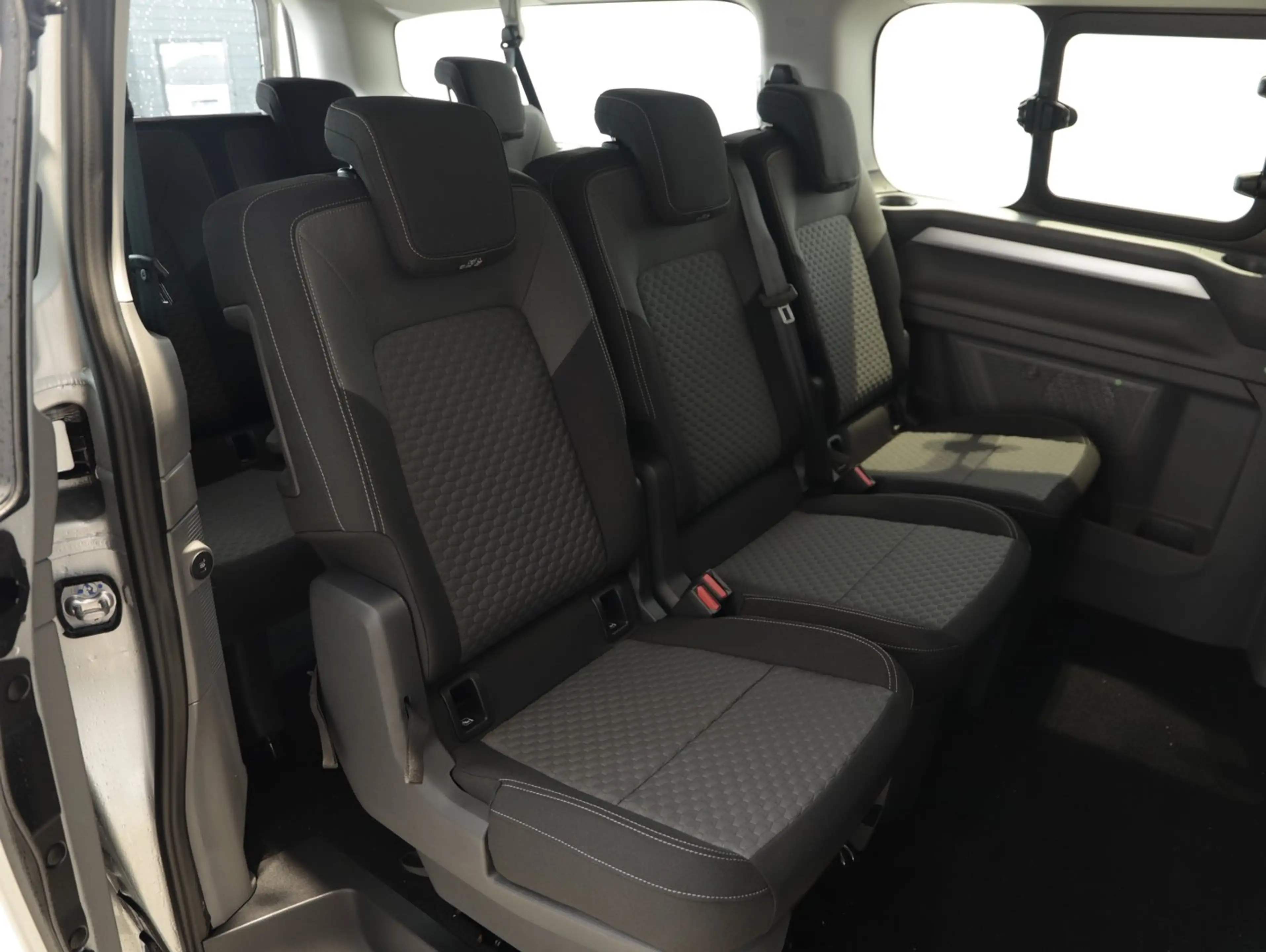 Volkswagen T7 Caravelle VW T7 Caravelle Life LR TDI 4MOTION — photo 9