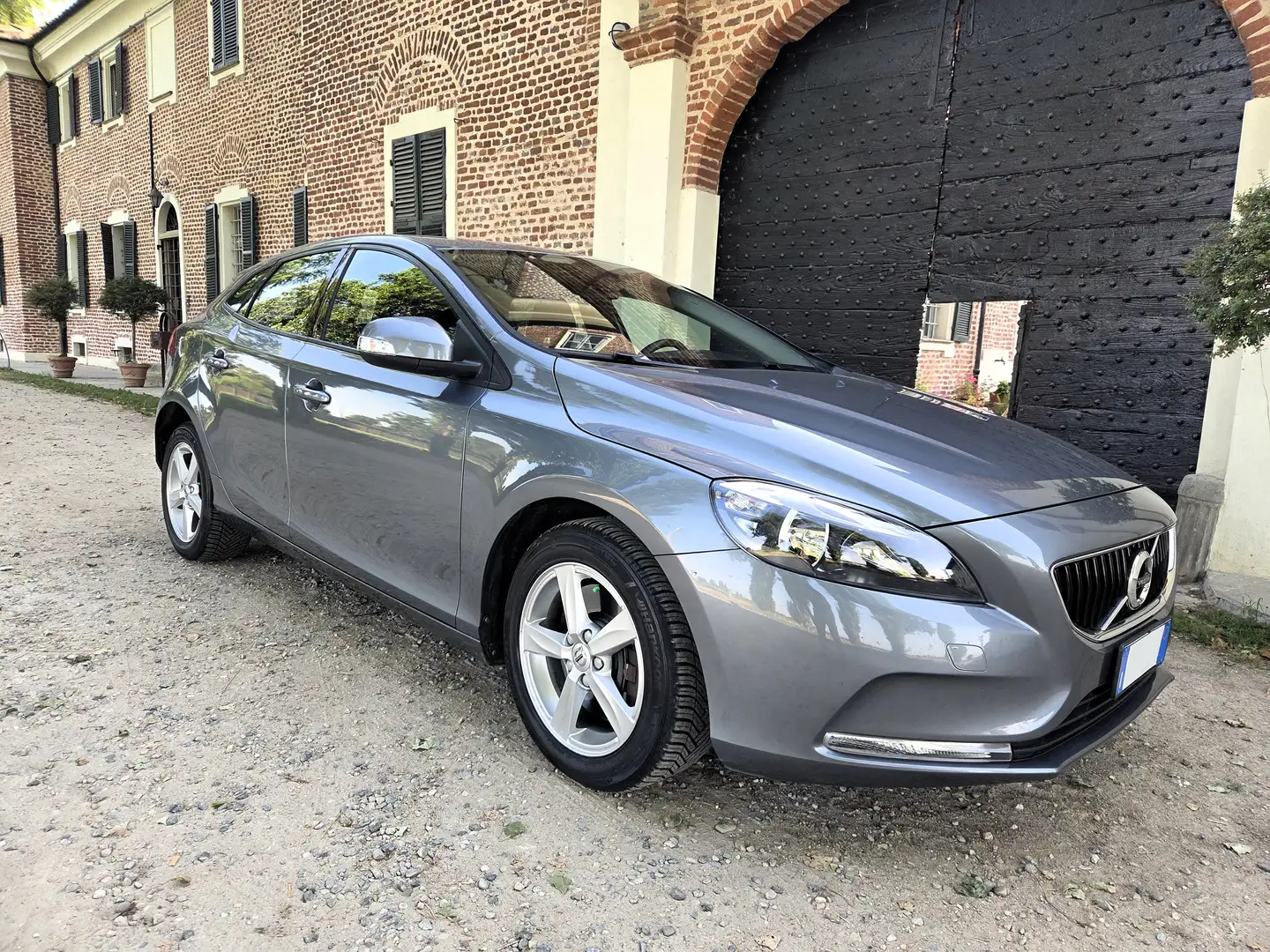 Volvo V40 V40 2.0 d2 Kinetic geartronic 5 posti N1 AUTOCARRO Grijs - 1
