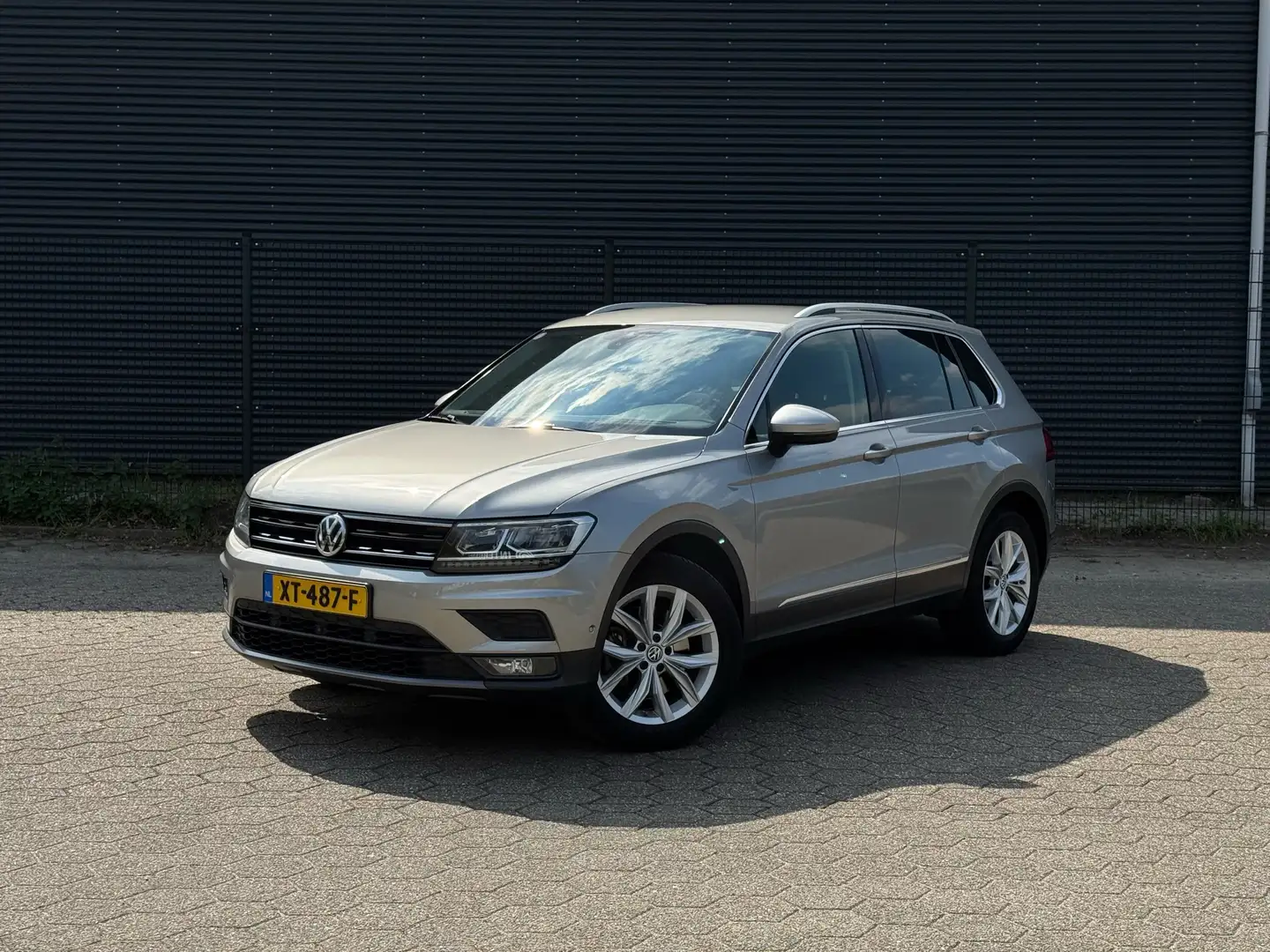 Volkswagen Tiguan 2.0 TSI 4M. Highline Massage ACC Navi 360 Alarm Grijs - 1