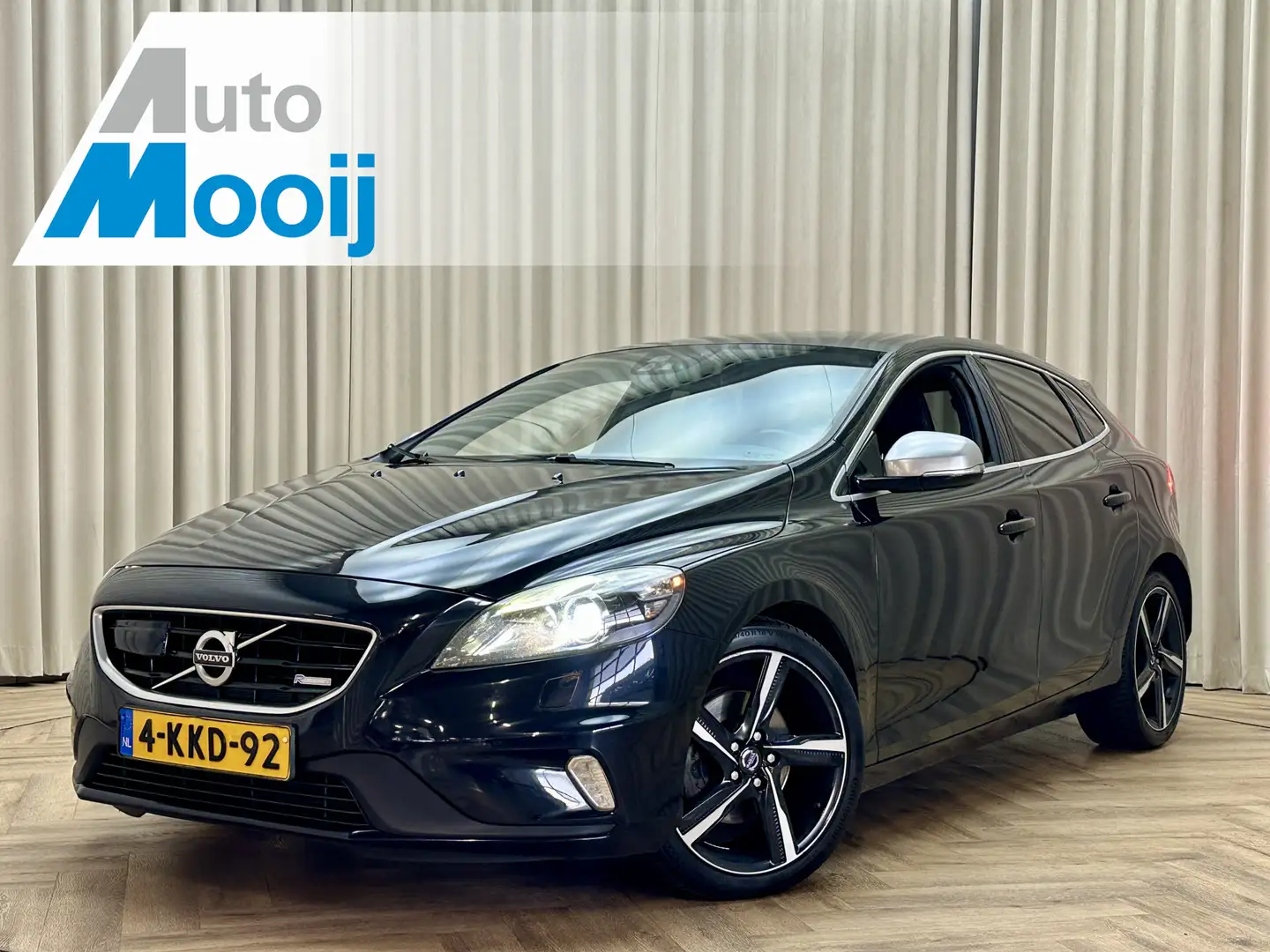 Volvo V40 1.6 T4 R-Design *Panoramadak* 180PK / BLIS / Adapt Schwarz - 1