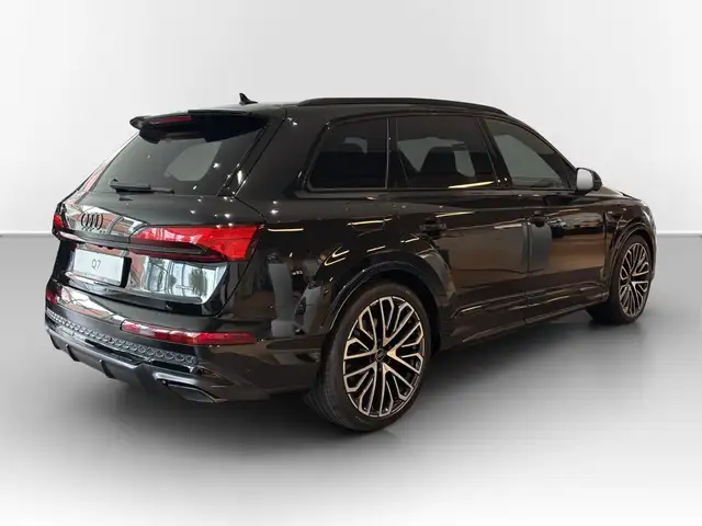 Audi Q7 view 5