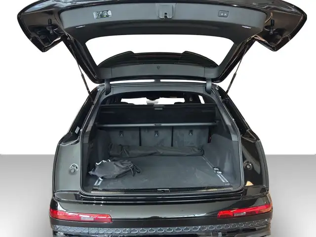 Audi Q7 view 9