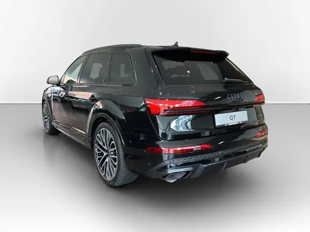 Audi Q7 view 7