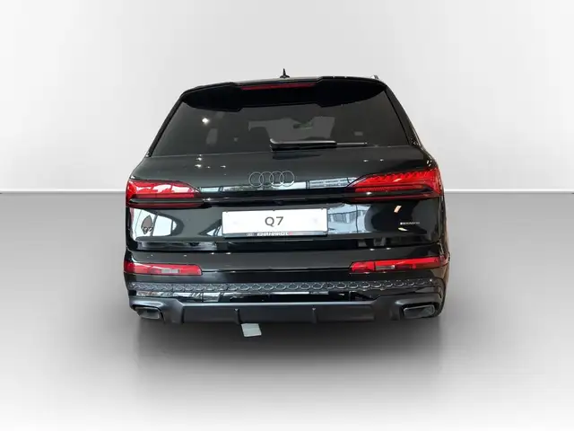 Audi Q7 view 6