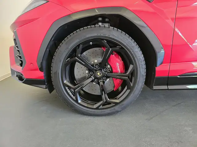 Lamborghini Urus view 9