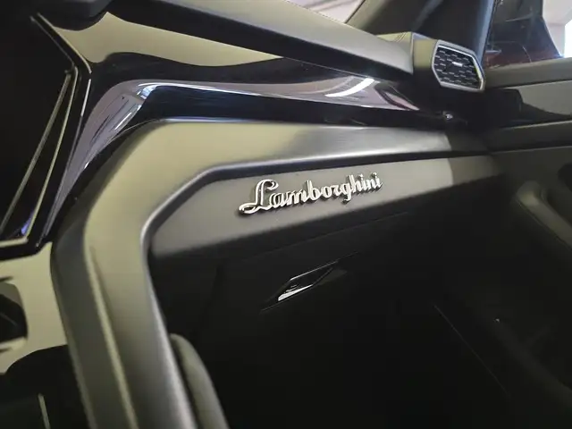 Lamborghini Urus view 17