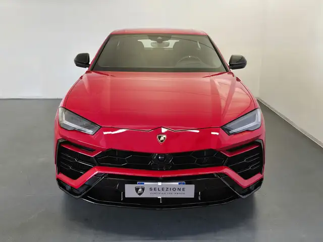Lamborghini Urus view 5