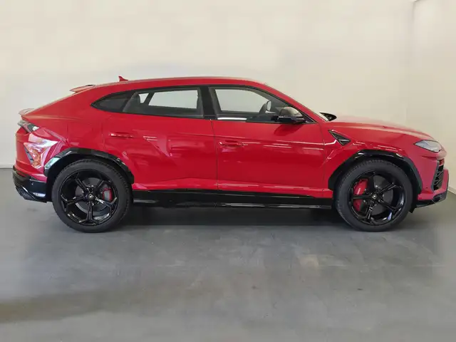 Lamborghini Urus view 2