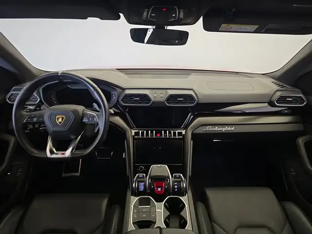 Lamborghini Urus view 7