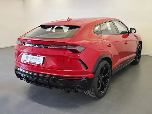 Lamborghini Urus view 3