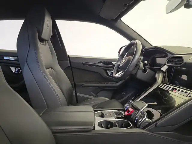 Lamborghini Urus view 6