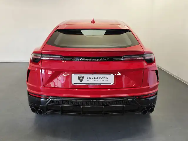 Lamborghini Urus view 4