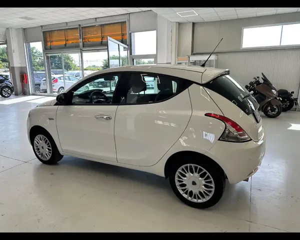 Lancia Ypsilon view 6