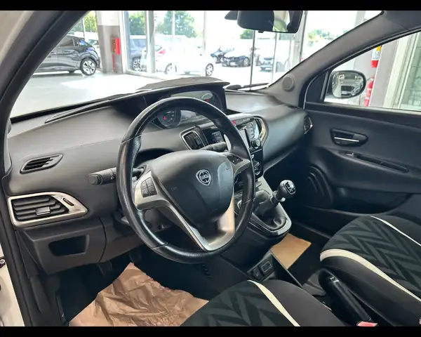 Lancia Ypsilon view 10