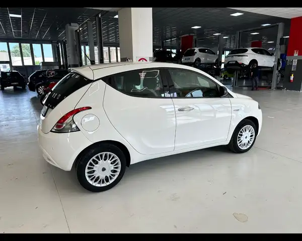 Lancia Ypsilon view 3