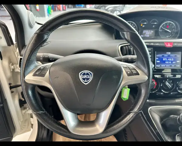 Lancia Ypsilon view 8
