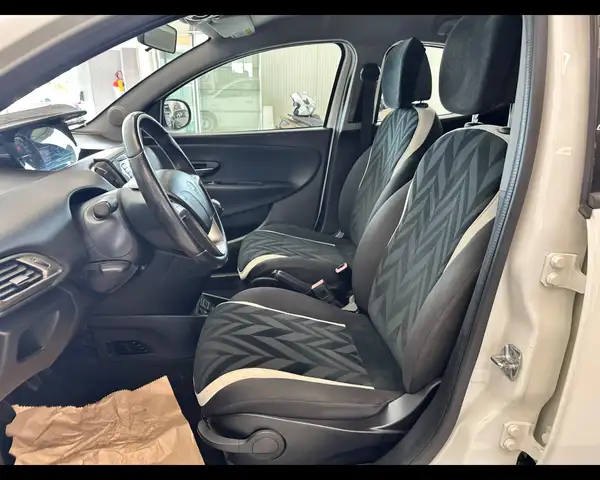 Lancia Ypsilon view 9