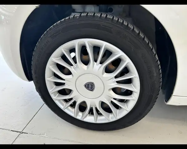 Lancia Ypsilon view 5