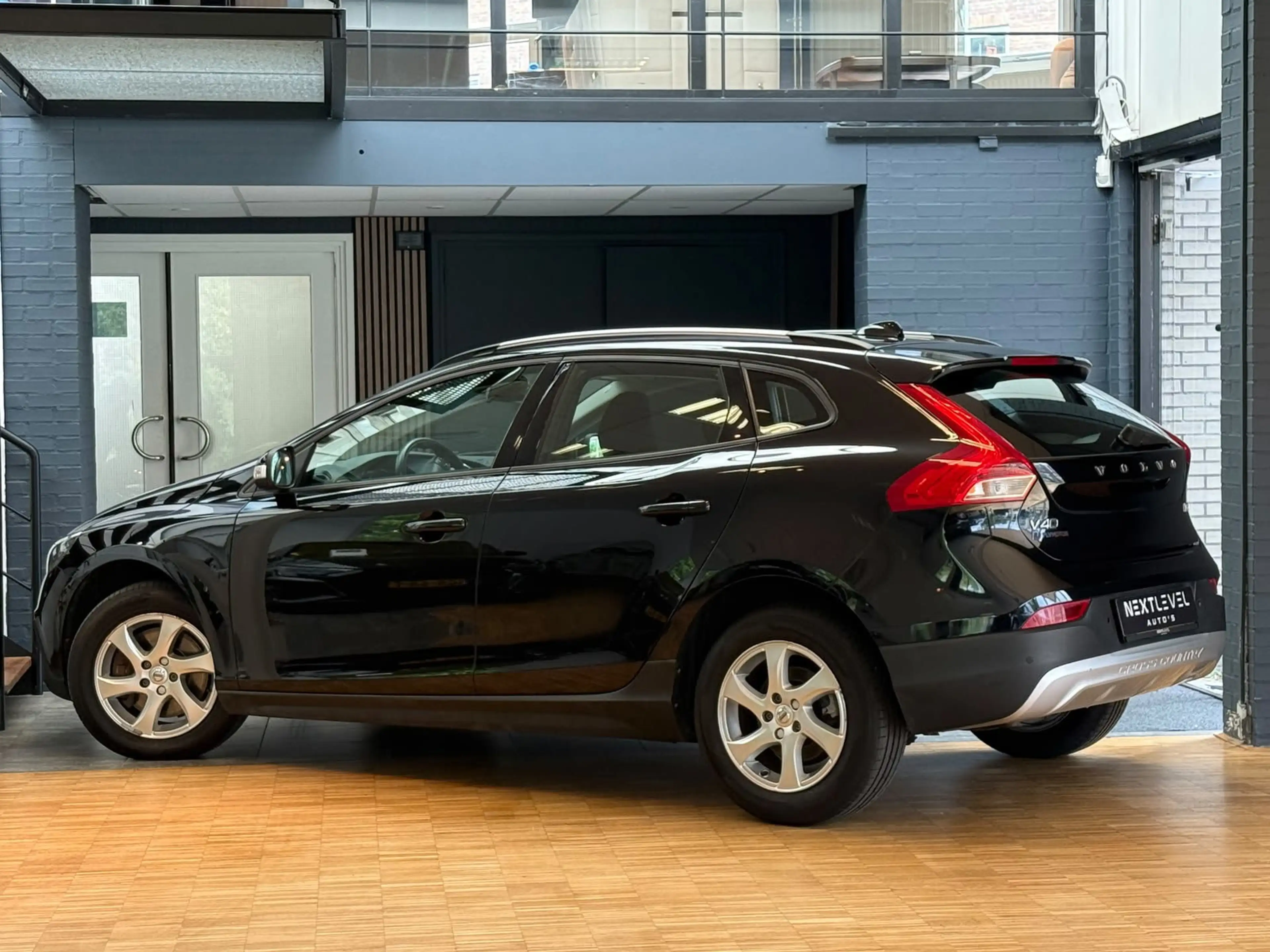 Volvo V40 Cross Country 2.0 D2 Nordic — photo 4