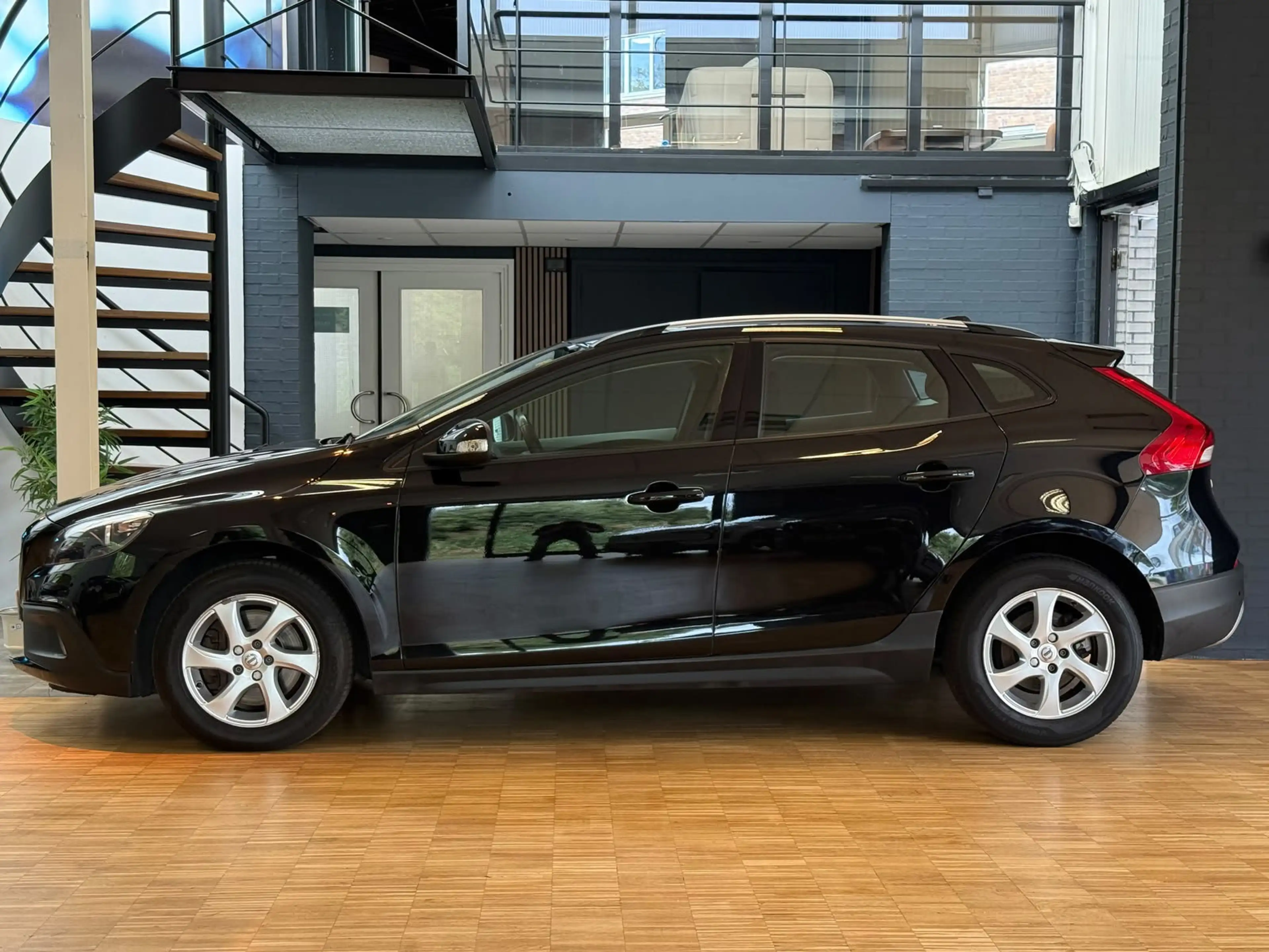 Volvo V40 Cross Country 2.0 D2 Nordic — photo 3