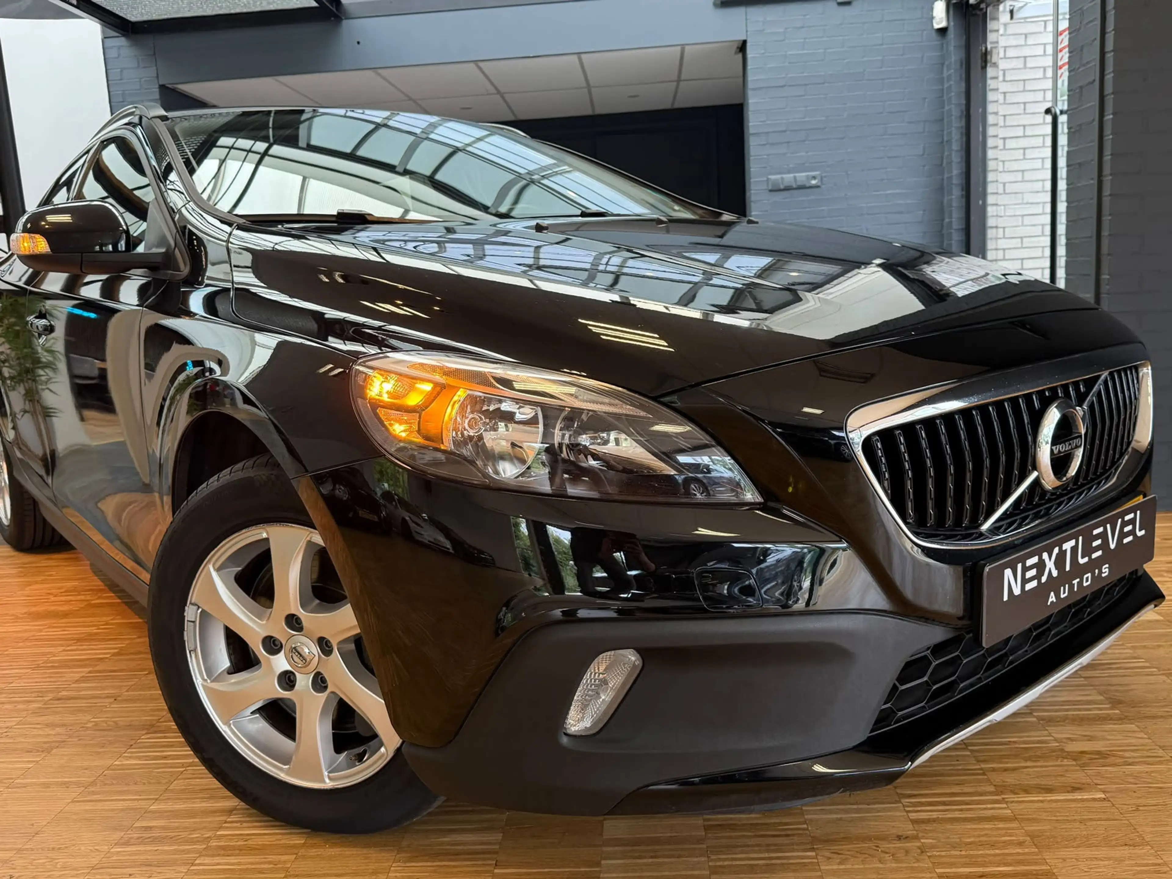 Volvo V40 Cross Country 2.0 D2 Nordic — photo 12