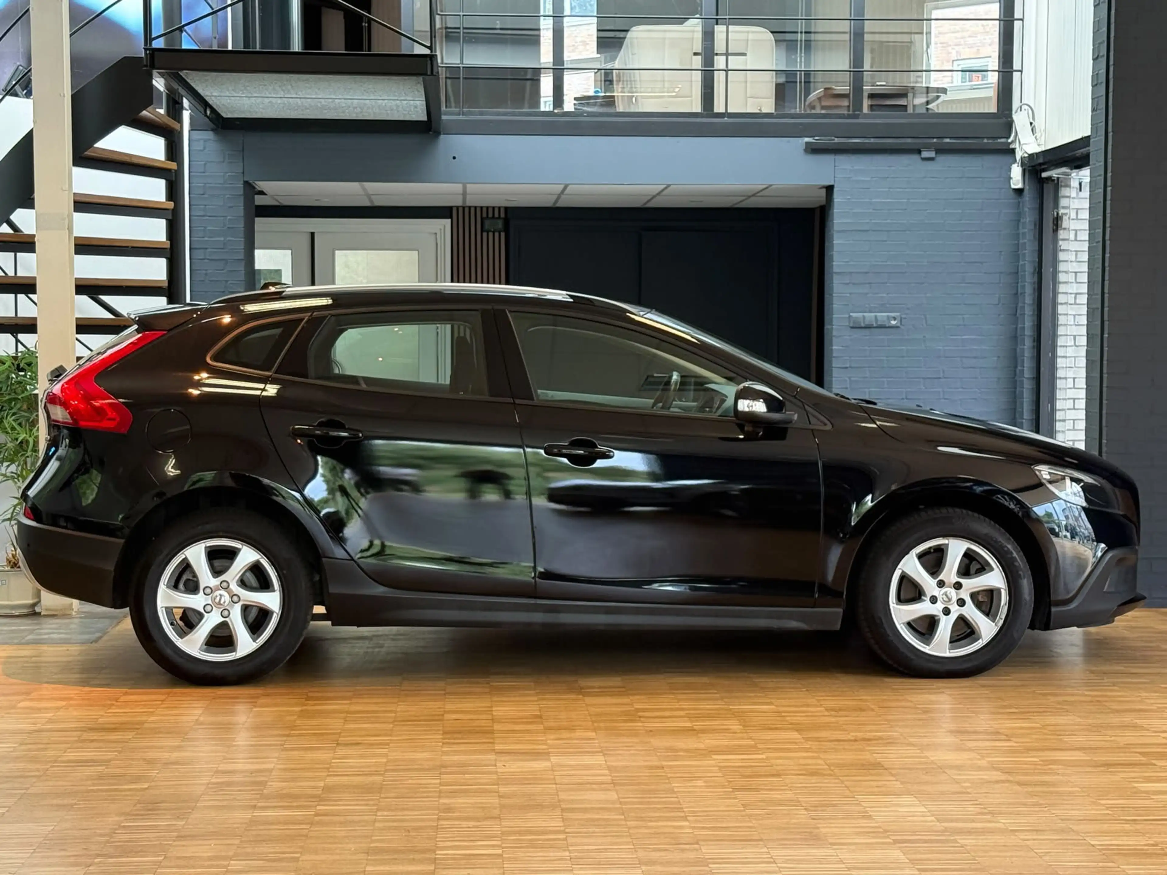 Volvo V40 Cross Country 2.0 D2 Nordic — photo 9