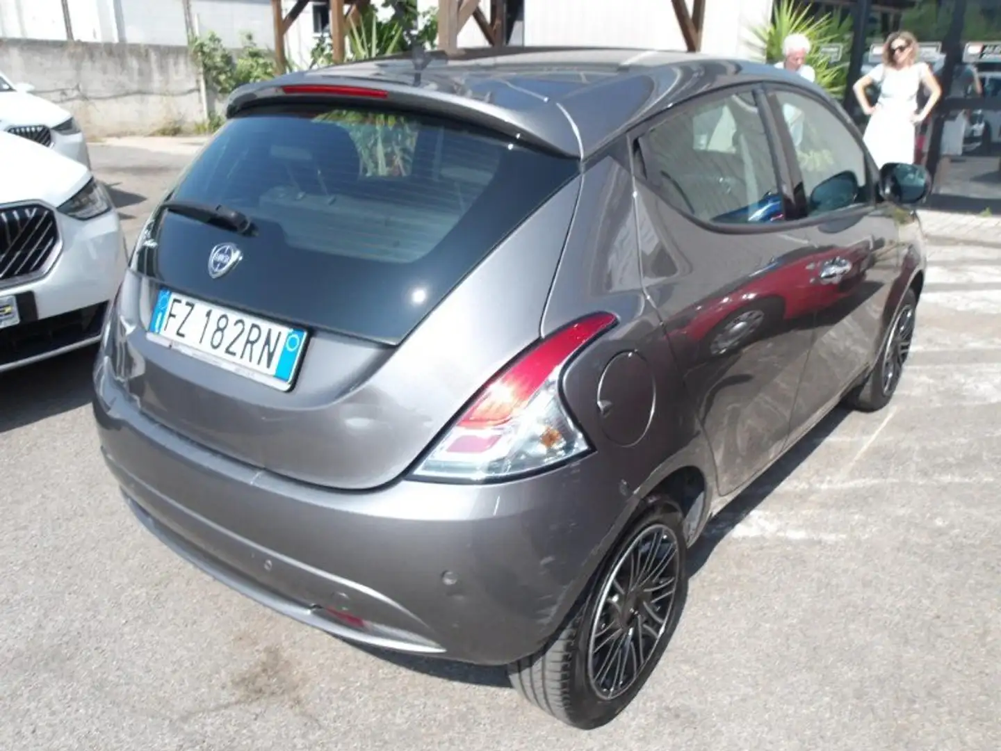 Lancia Ypsilon Ypsilon III 2015 1.2 Gold s Gris - 2
