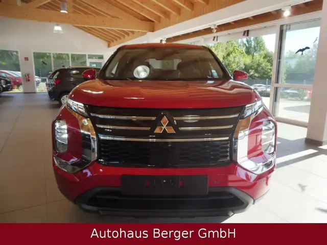 Mitsubishi Outlander view 2