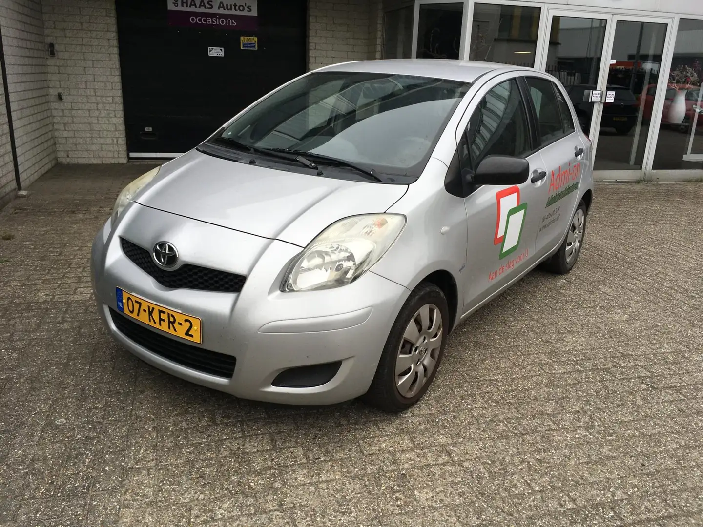 Toyota Yaris 1.3 VVTi Comfort / 5 DEUREN / METALLIC LAK / APK 1 Grijs - 1