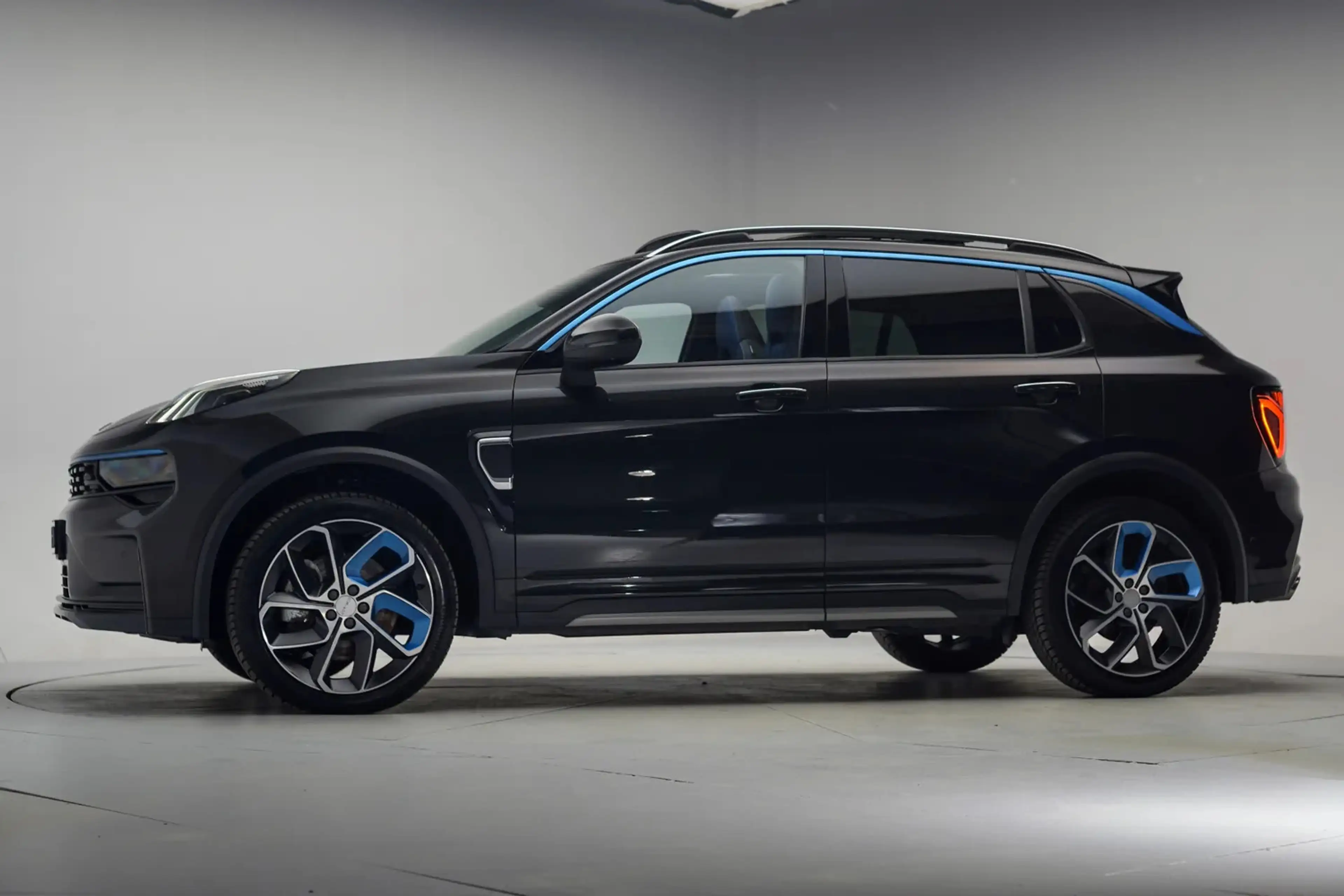 Lynk & Co 01 1.5 PHEV MY23 6,6kWh Zwart [ SoH 94,7% ][ Zwarte h — photo 2
