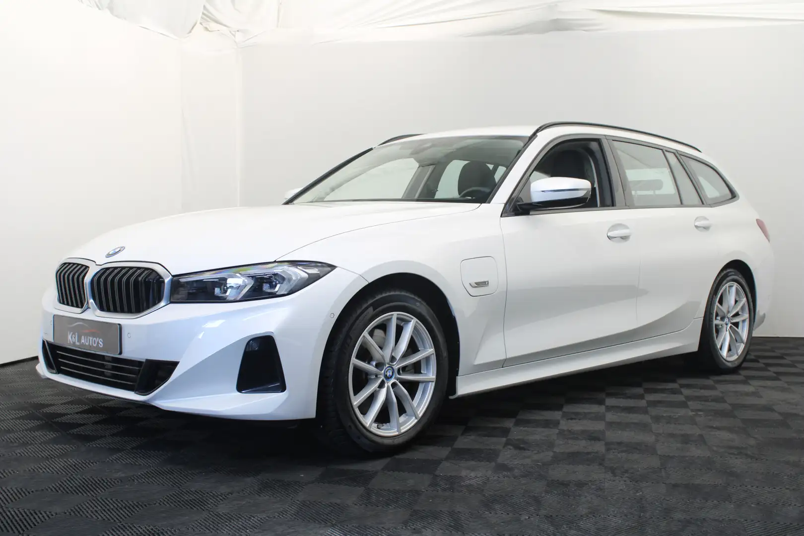 BMW 320 3-serie Touring 320e Business Edition Wit - 1