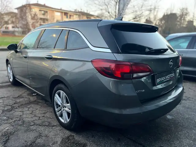 Opel Astra view 2