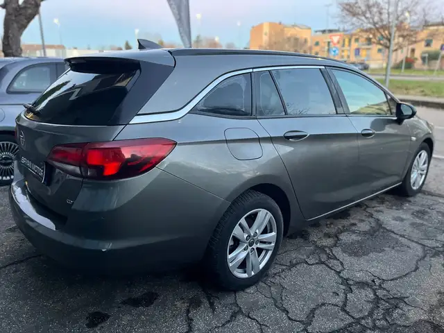 Opel Astra view 5