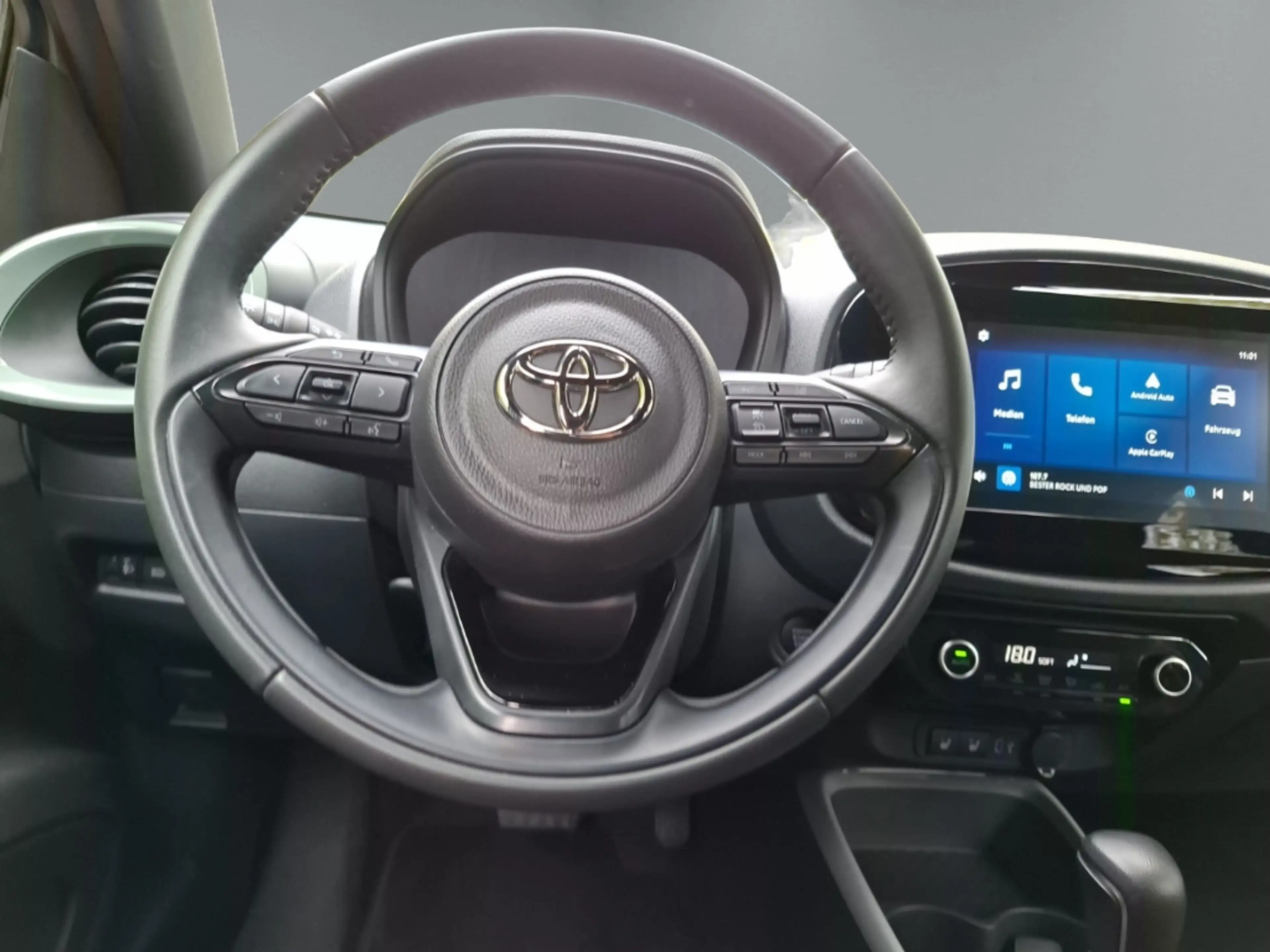 Toyota Aygo X Air Team D Faltdach LED Apple CarPlay Android Auto — photo 14