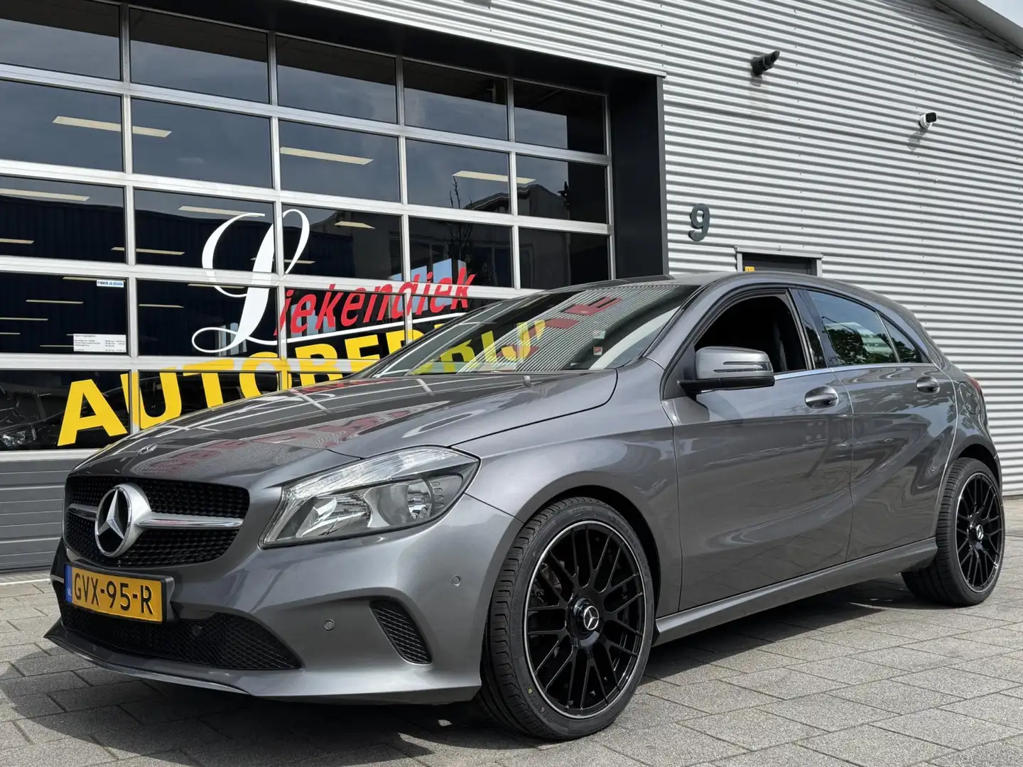 Mercedes-Benz A 180 BlueEfficiency URBAN - Navigatie I Airco I PDC I S Gris - 1