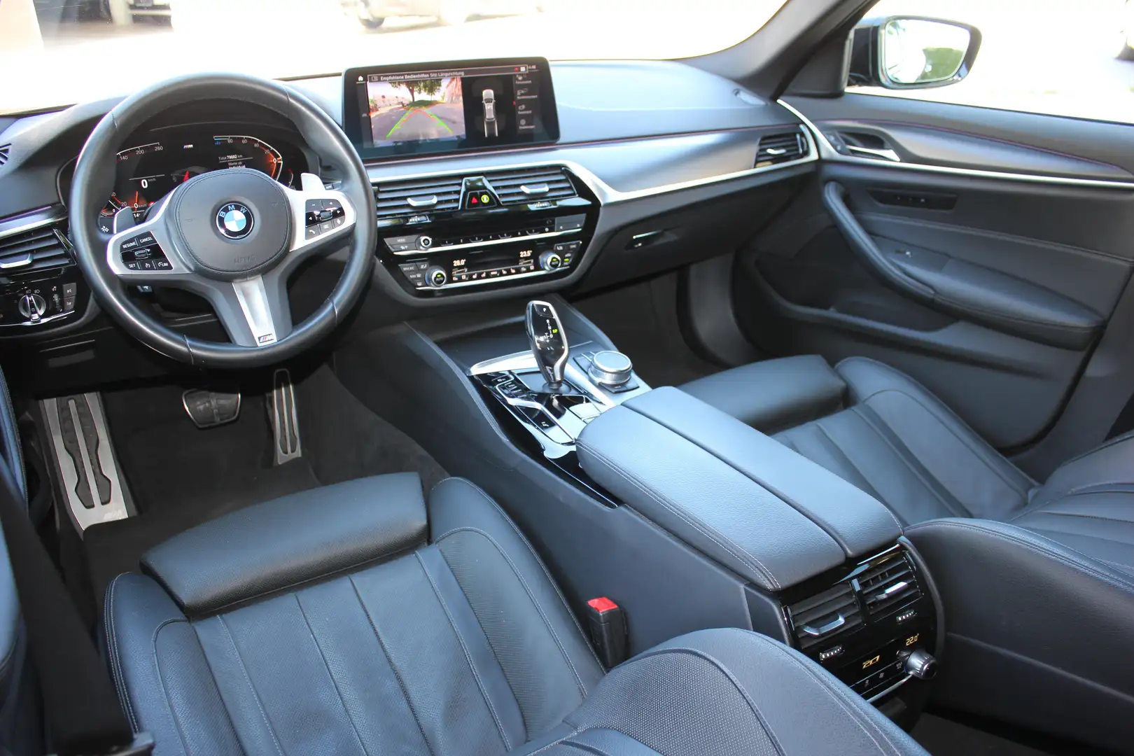 BMW 520 520 d Touring M Sportpaket AHK RFK HUD Sitzklima Schwarz - 2
