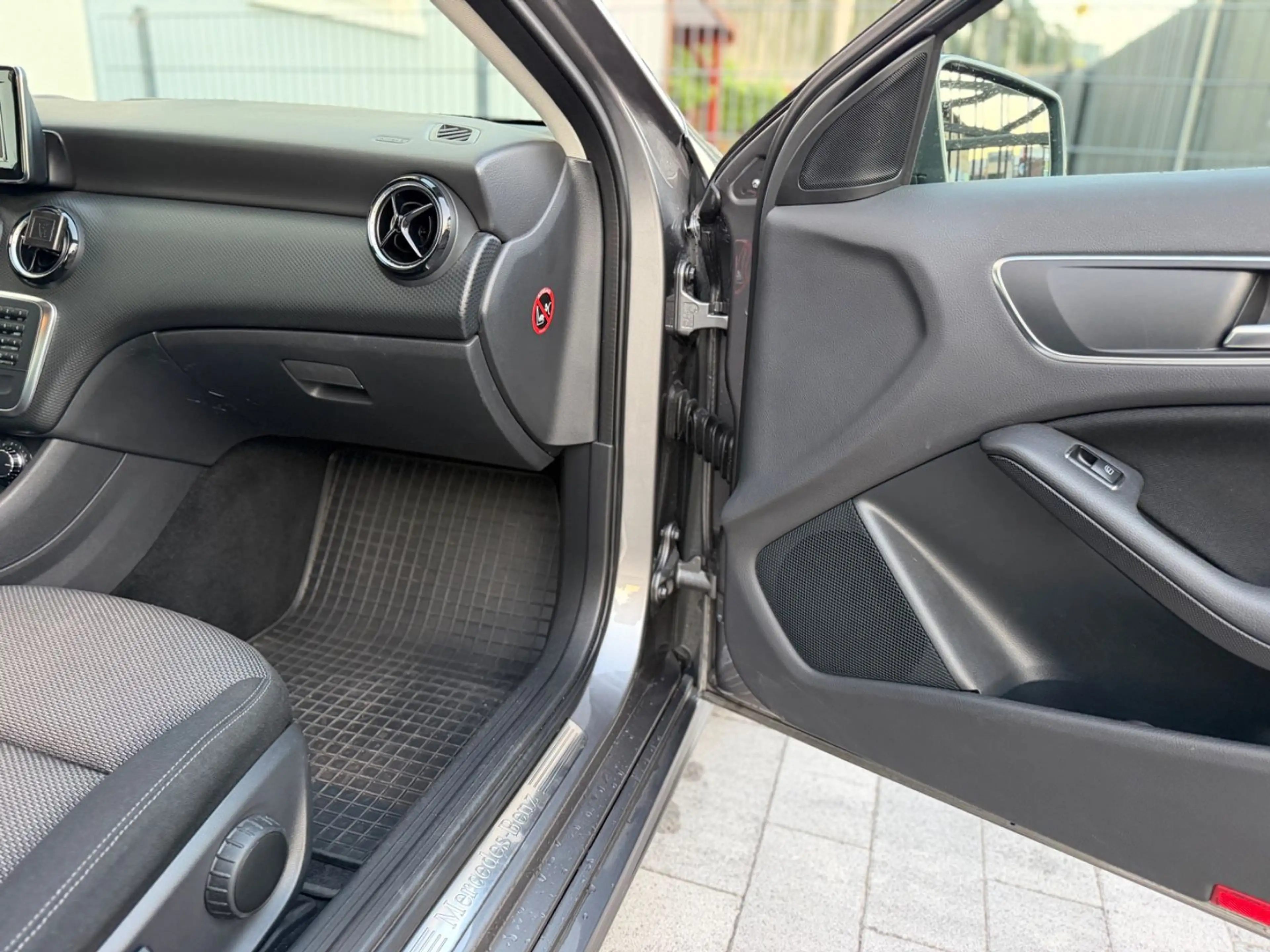 Mercedes-Benz A 180 BlueEfficiency /PDC/SHZ/MFL/NAVI — photo 15