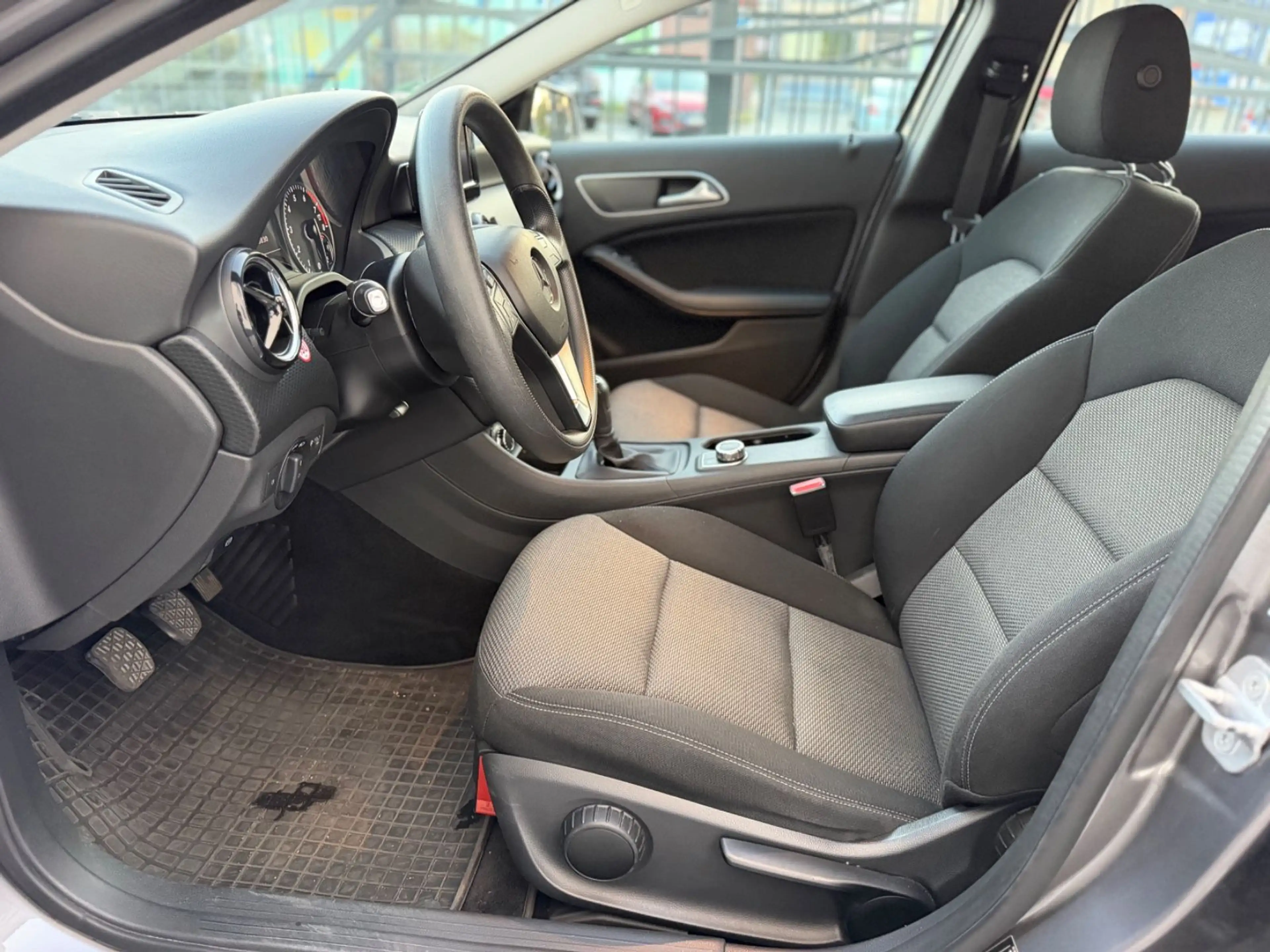 Mercedes-Benz A 180 BlueEfficiency /PDC/SHZ/MFL/NAVI — photo 8